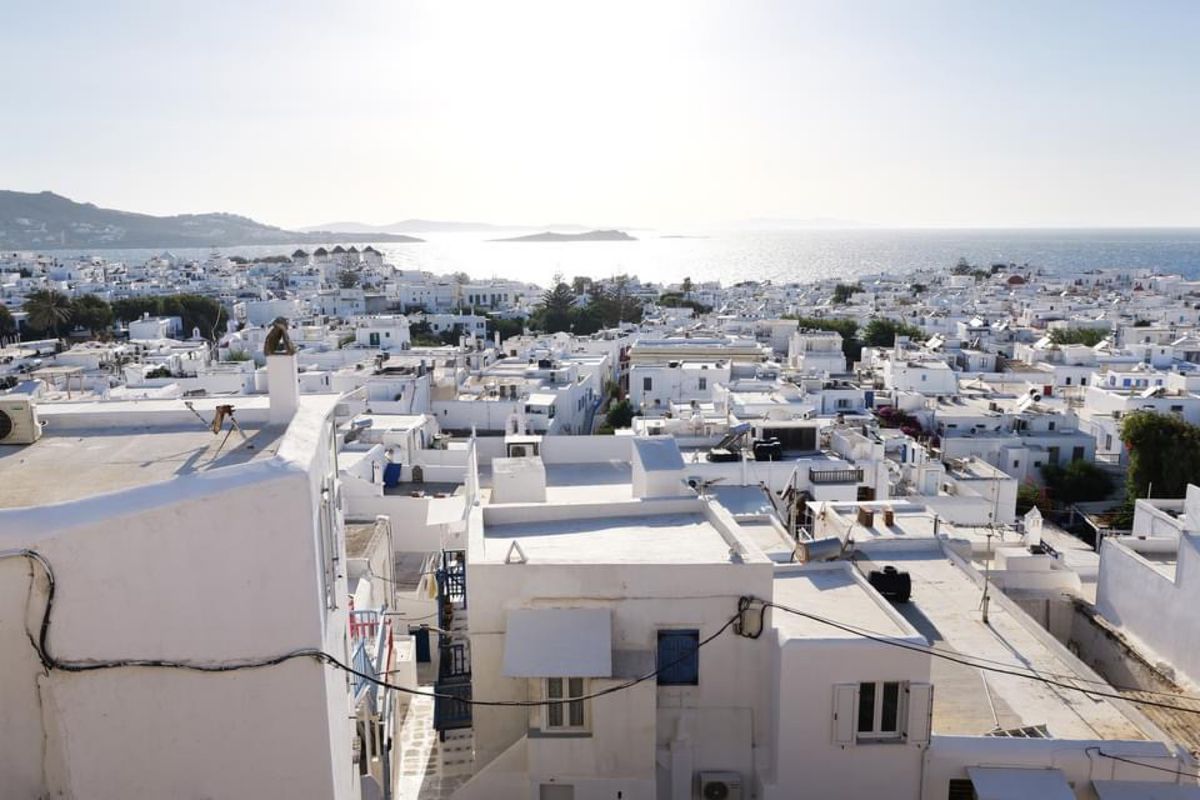ミコノスの風車と町