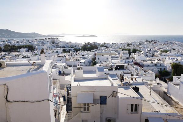 スウェーデン・マルメ「夏休みギリシャ旅」の写真：ミコノスの風車と町