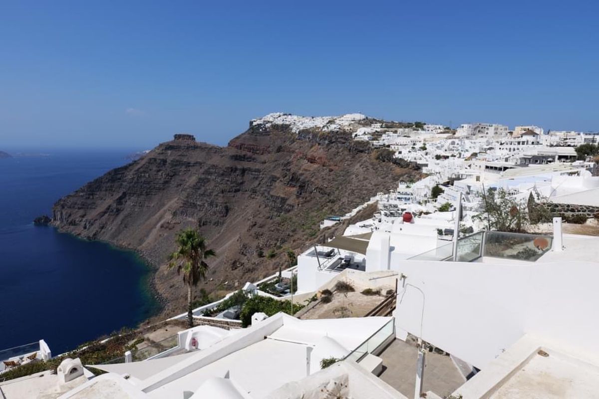 断崖絶壁のサントリーニ島