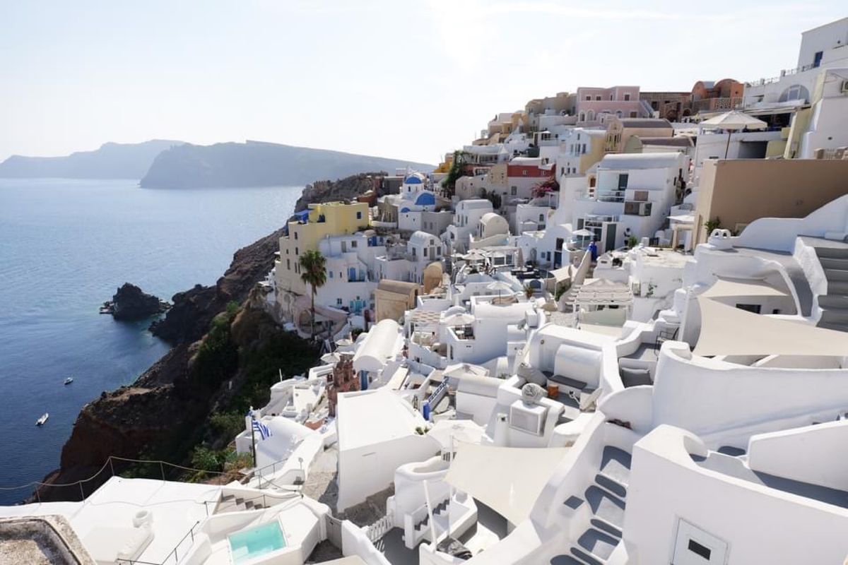 サントニー島は断崖の上に家があります