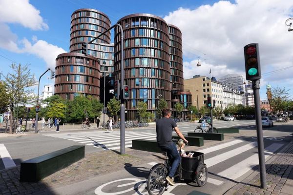 スウェーデン・マルメ「夏休みギリシャ旅」の写真：中央駅の近くの独特な建物