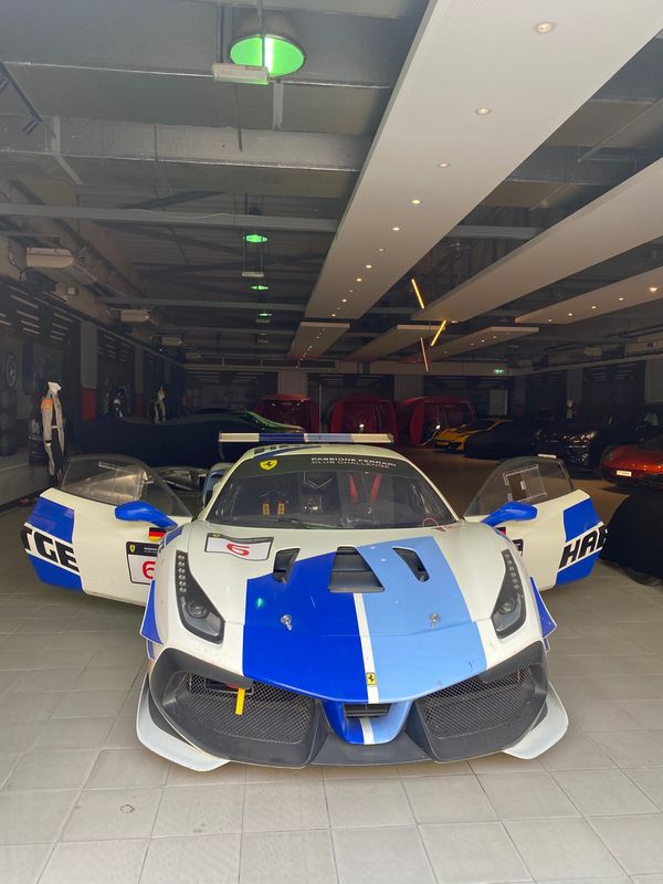 「ドバイ」の写真：レーサーの友人のフェラーリに乗せてもらい...