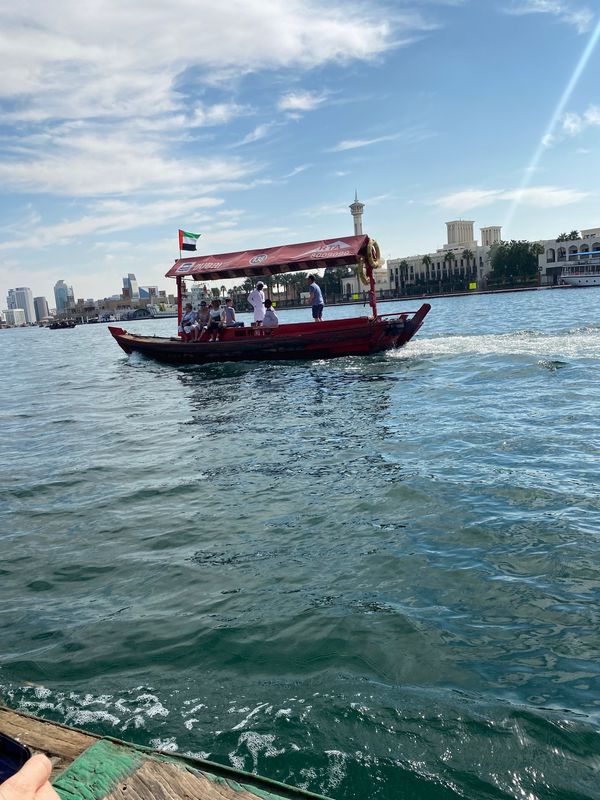 「ドバイ」の写真：スパイススークへ船に乗って