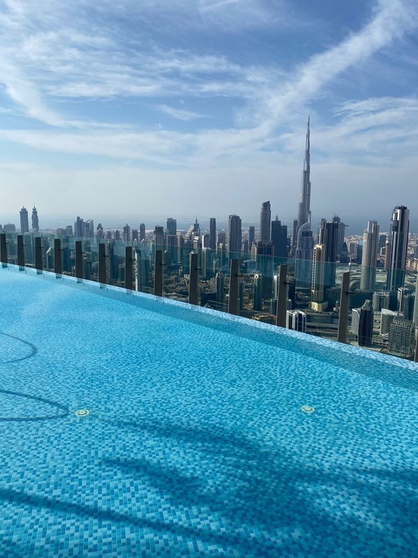 「ドバイ」の写真：ルーフトップバーからの夕焼けとブルジュカリファ