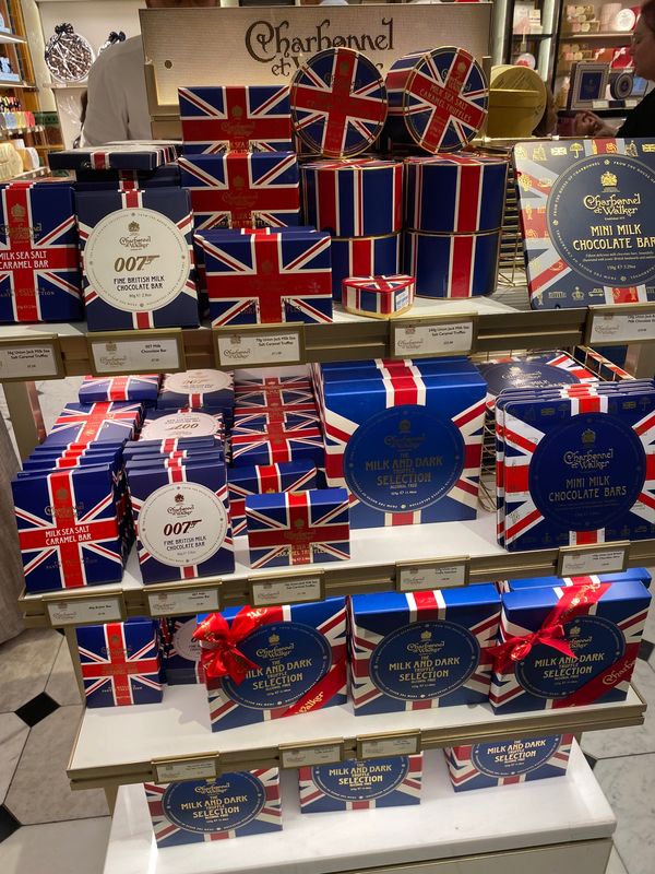 イギリス(英国)「ロンドン」の写真：ハロッズ
リス🐿️
日本食
電子タバコ店