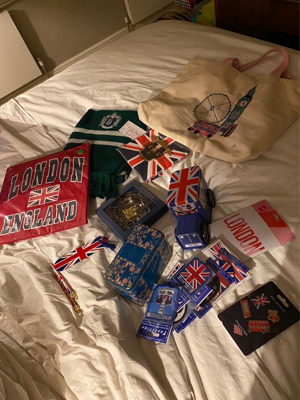 イギリス(英国)「ロンドン」の写真：お土産とピカデリーサーカスとパブご飯