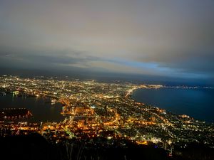 世界三大夜景(香港、函館、ナポリ)の一つと言われる函館山に。

三大夜景は...