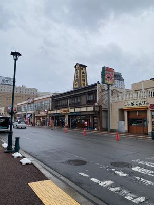 大雨のせいか、コロナのせいか、人影まばらな朝市。

烏賊の活け作りが食べた...