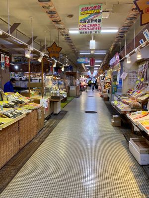 大雨のせいか、コロナのせいか、人影まばらな朝市。

烏賊の活け作りが食べた...