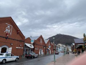 元町を散策。八幡坂🚶カトリック教会🚶ヨハネ教会🚶赤レンガ倉庫とお決まりのコース。