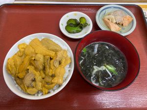 大雨のせいか、コロナのせいか、人影まばらな朝市。

烏賊の活け作りが食べた...