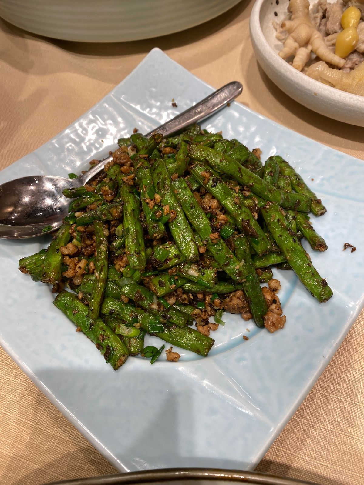 隔離を終えた後は食べまくりです😋
香港の仲間が集まってくれて乾杯🍻