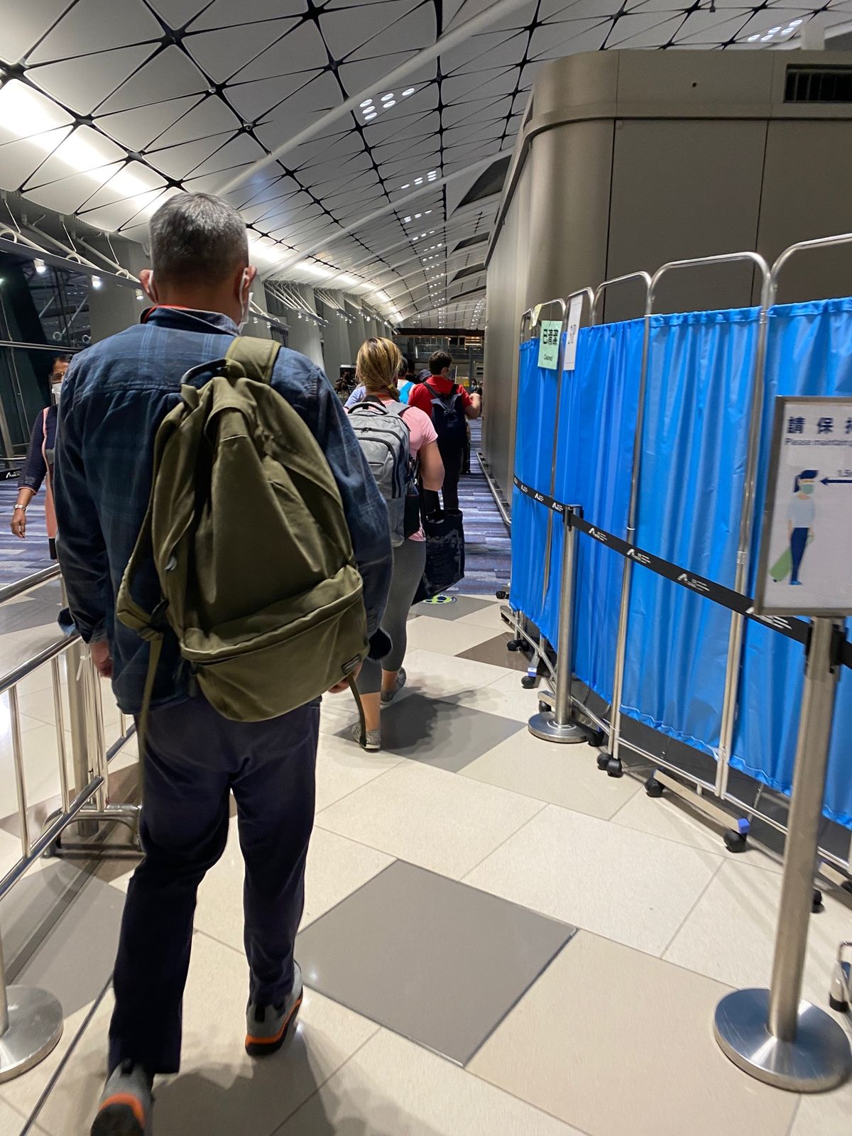 このスカスカの空港、検疫の為殆ど人居ない。
空港内でPCR検査を受けます。...