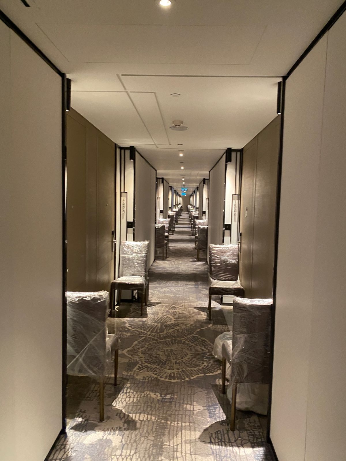 このスカスカの空港、検疫の為殆ど人居ない。
空港内でPCR検査を受けます。...