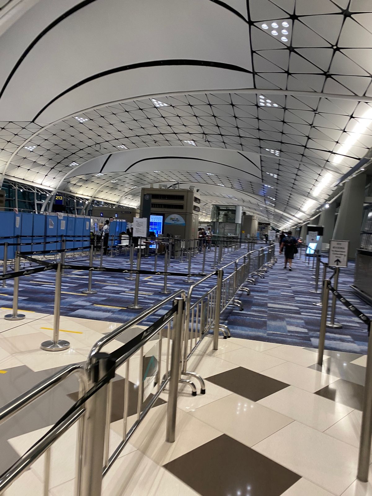 このスカスカの空港、検疫の為殆ど人居ない。
空港内でPCR検査を受けます。...