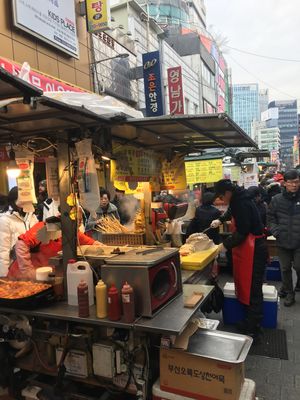 昼食後は南大門市場を覗いて、カナダ人妻の希望でゴートゥーモールへ🚶🚶‍♂️