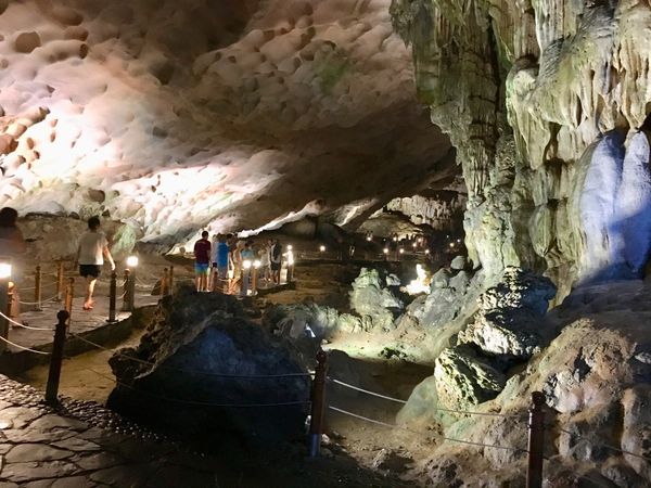 香港・赤鱲角 Chek Lap Kok「NRT ✈︎ HKG ✈︎ HAN ✈︎ HKG ✈︎ NRT」の写真：かなり歩いてようやく出口です