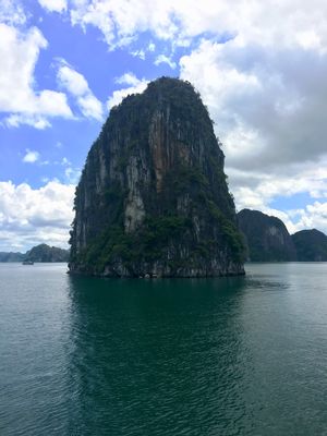 大小3,000の奇岩、島々からなるハロン湾。途中Titov島というところに...