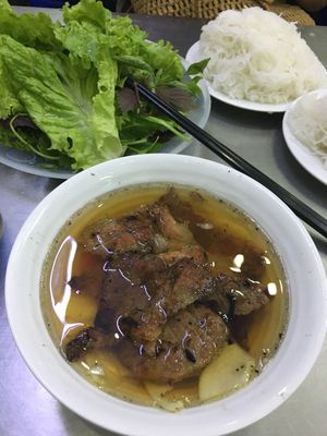 ランチはオバマ元大統領も訪れたBún chả Hương Liênにて。
...