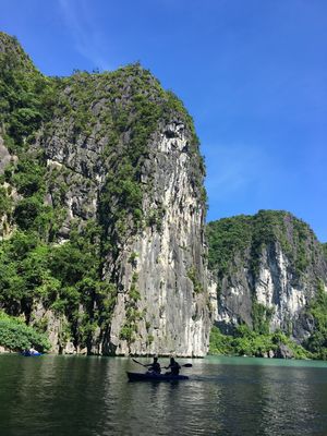 ケーブをくぐると打って変わって静かな湾が😌