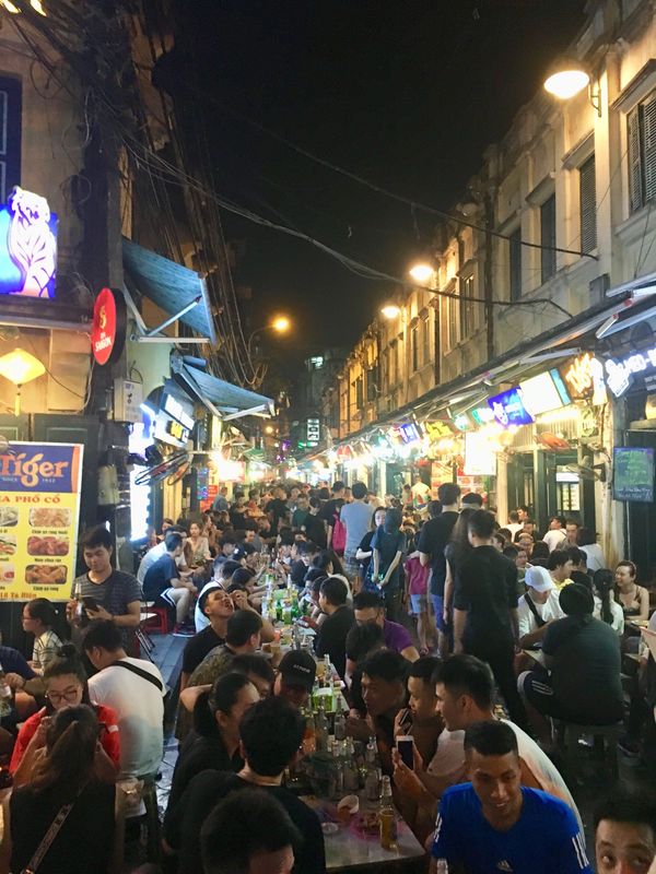 香港・赤鱲角 Chek Lap Kok「NRT ✈︎ HKG ✈︎ HAN ✈︎ HKG ✈︎ NRT」の写真：ハノイ到着後、すぐにホテル近くのローカル...