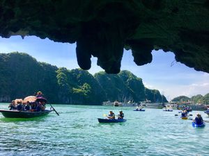 ケーブをくぐると打って変わって静かな湾が😌