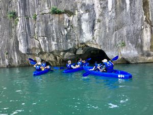 ケーブをくぐると打って変わって静かな湾が😌