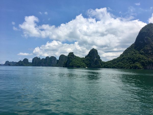 香港・赤鱲角 Chek Lap Kok「NRT ✈︎ HKG ✈︎ HAN ✈︎ HKG ✈︎ NRT」の写真：大小3,000の奇岩、島々からなるハロン...