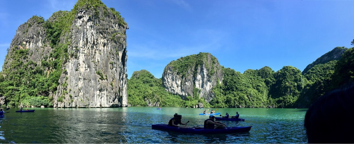 ケーブをくぐると打って変わって静かな湾が😌