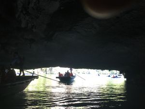 Hang Luon Caveでは小さなボートに乗り換えて島をくぐります。ス...