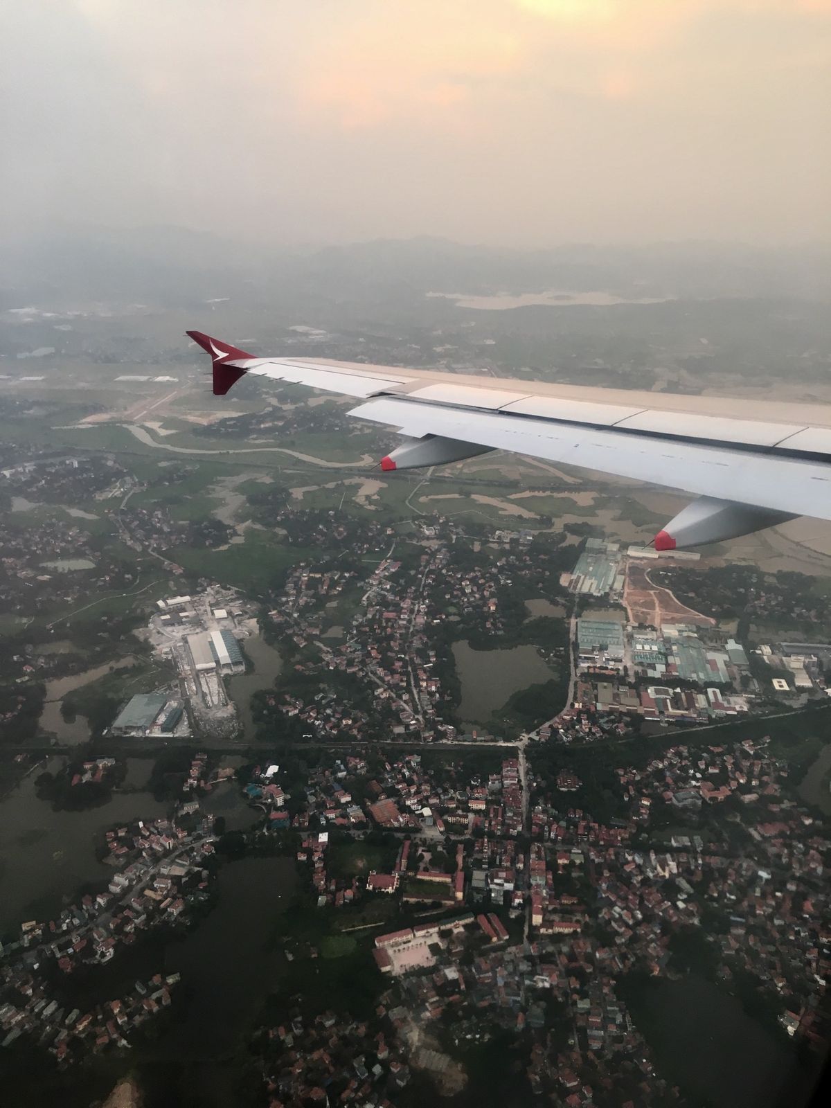 香港でカナダ人妻と落ち合い、ハノイへと向かいました。香港は中国政府に対する...