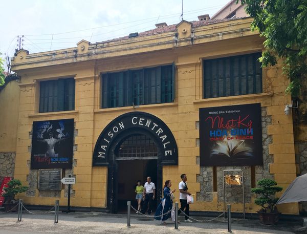 香港・赤鱲角 Chek Lap Kok「NRT ✈︎ HKG ✈︎ HAN ✈︎ HKG ✈︎ NRT」の写真：ホアンキエム湖の南部にある戦争博物館ホア...