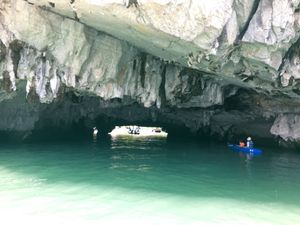 Hang Luon Caveでは小さなボートに乗り換えて島をくぐります。ス...