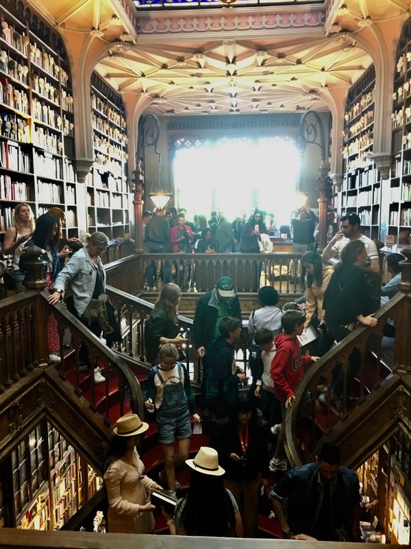 ポルトガル・リスボン「NRT ✈︎ HKG ✈︎ FOC ✈︎ LIS 🚇 OPO ✈︎ FRA  ✈︎ HKG  ✈︎ NRT」の写真：翌日は朝からレロ・イ・イルマオン Liv...