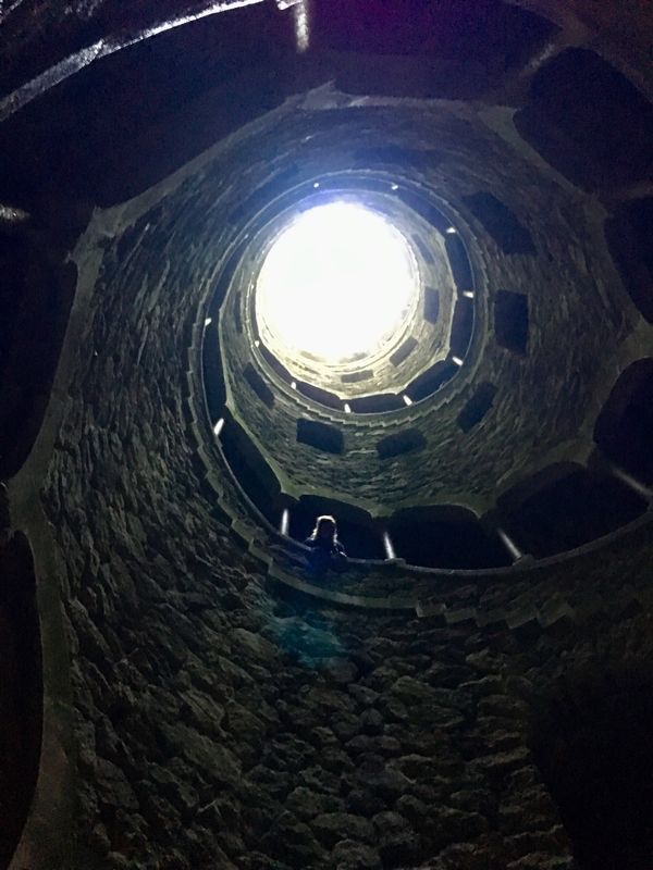 ポルトガル・リスボン「NRT ✈︎ HKG ✈︎ FOC ✈︎ LIS 🚇 OPO ✈︎ FRA  ✈︎ HKG  ✈︎ NRT」の写真：あまりにも有名なイニシエーションの井戸。...