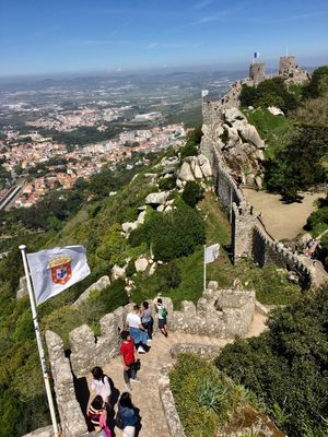 ランチの後はバスでムーアの城壁へ。

山頂に築かれた城壁までは徒歩🚶
廃墟...