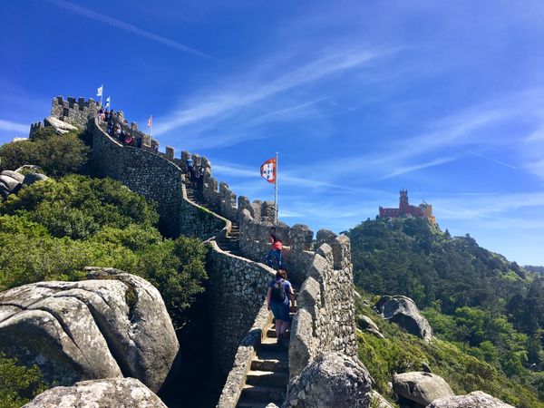 ポルトガル・リスボン「NRT ✈︎ HKG ✈︎ FOC ✈︎ LIS 🚇 OPO ✈︎ FRA  ✈︎ HKG  ✈︎ NRT」の写真：ランチの後はバスでムーアの城壁へ。

山...