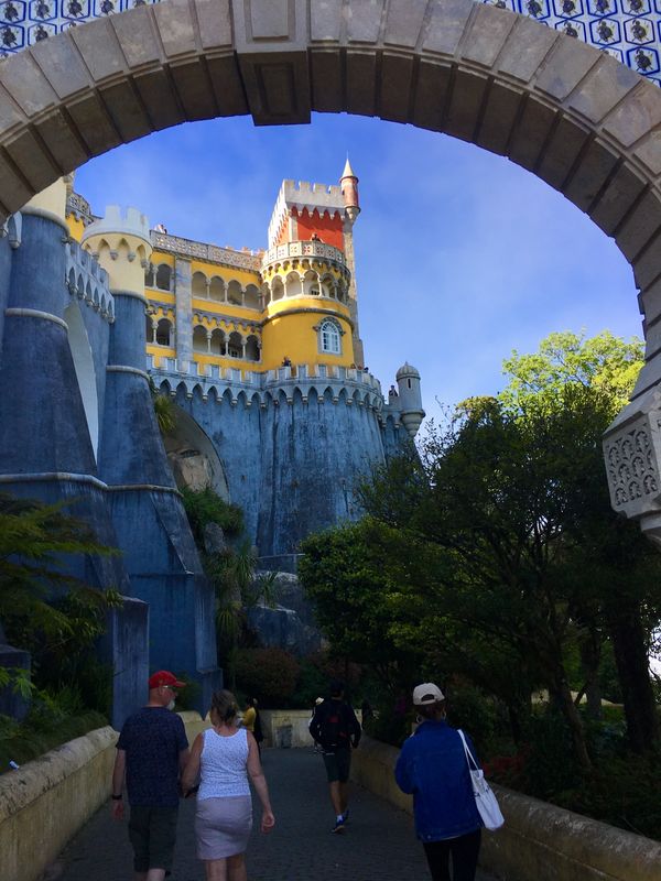 ポルトガル・リスボン「NRT ✈︎ HKG ✈︎ FOC ✈︎ LIS 🚇 OPO ✈︎ FRA  ✈︎ HKG  ✈︎ NRT」の写真：ムーアの城壁を後にし、ペーナ宮殿へ。

...