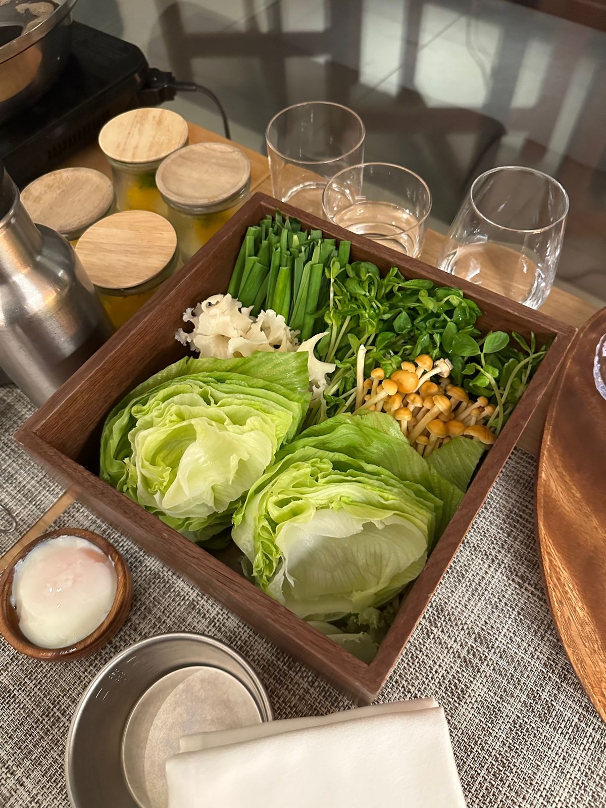 夕食は部屋食ですき焼き鍋。

星のや富士はレストランもあるので
朝食夕食付...