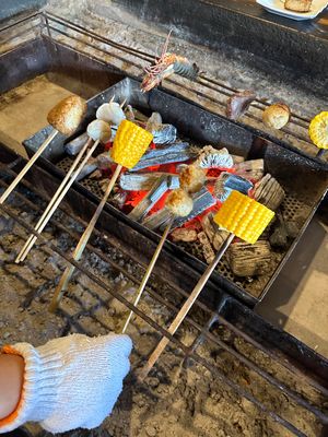 河口湖付近にある「山麓園」でお昼ご飯。炭を使った串焼き屋。古民家風の建物で...