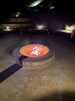 夜は外で焚き火バーが開催されていて、焚き火を見ながらゆっくりできます。お酒...