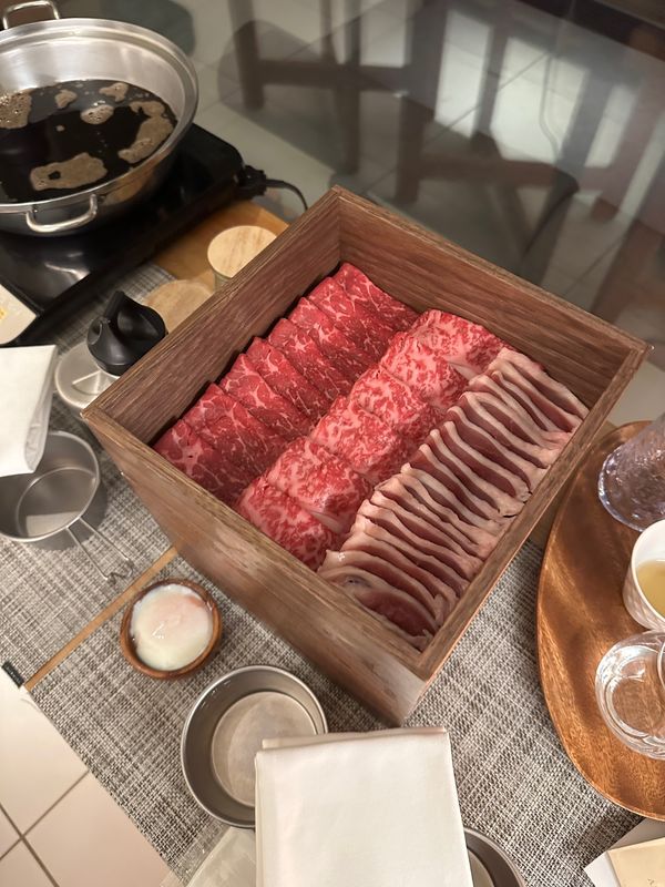 日本・山梨県「星のや富士」の写真：夕食は部屋食ですき焼き鍋。

星のや富士...