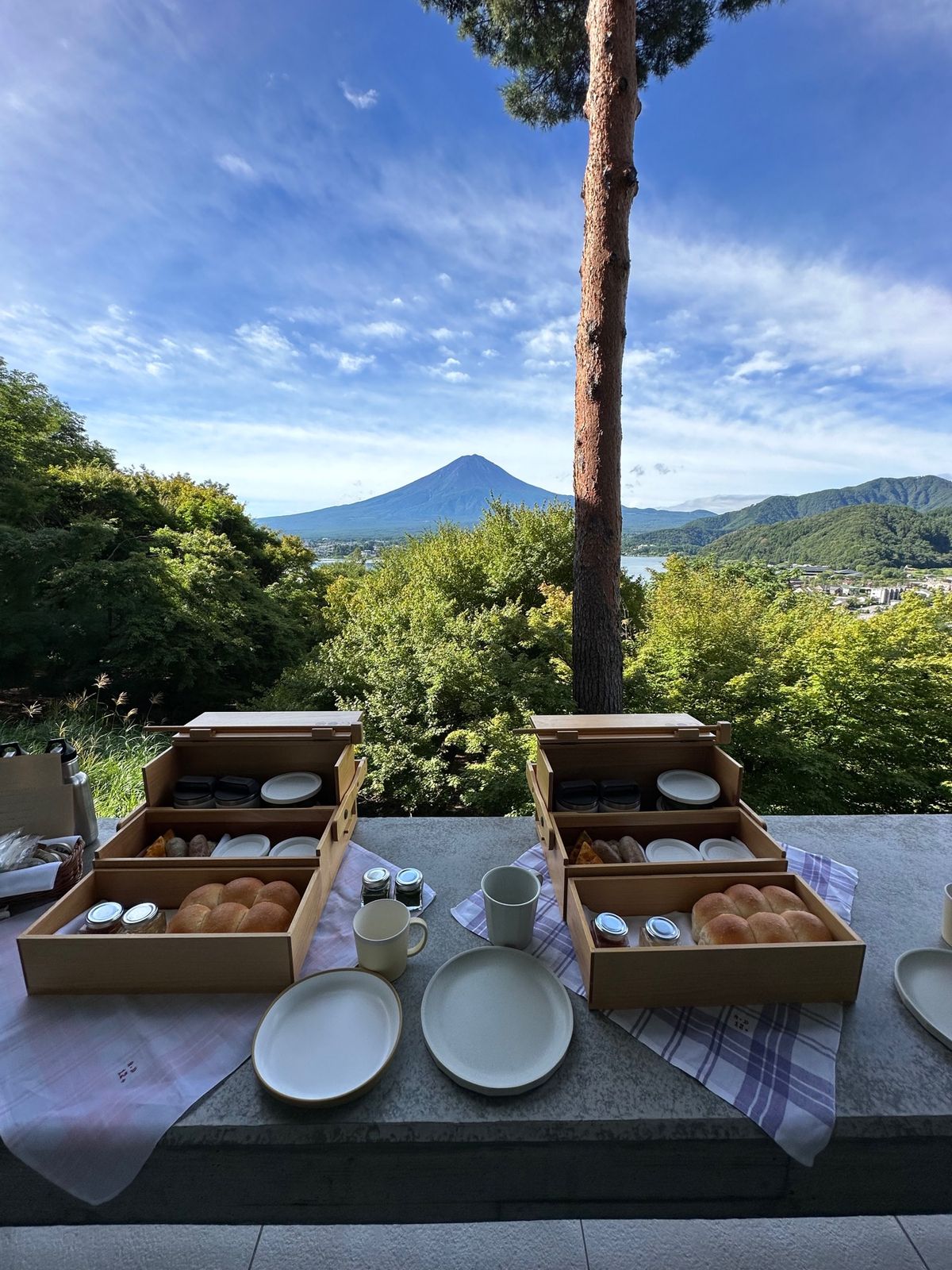 朝食も部屋食に変更してテラスでゆっくり。レストランだとブッフェではなく洋食...