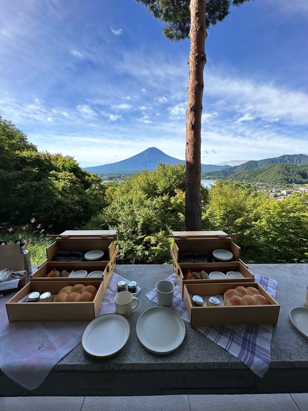 日本・山梨県「星のや富士」の写真：朝食も部屋食に変更してテラスでゆっくり。...