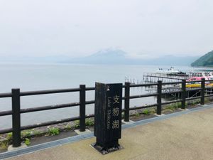 2日目のお宿は、しこつ湖 鶴雅リゾートスパ 水の謌

霧で何も見えず、残念...