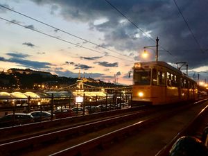 セーチェーニ鎖橋とブダ城の夜景。

