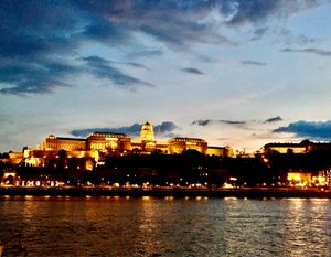 セーチェーニ鎖橋とブダ城の夜景。

