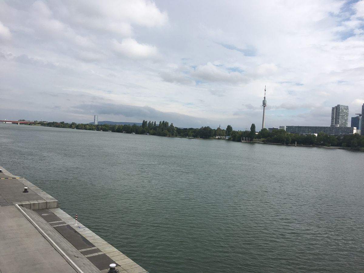 翌朝ホテルからドナウ川まで散歩。ドナウタワーを見た後は、モーツァルトの家を...