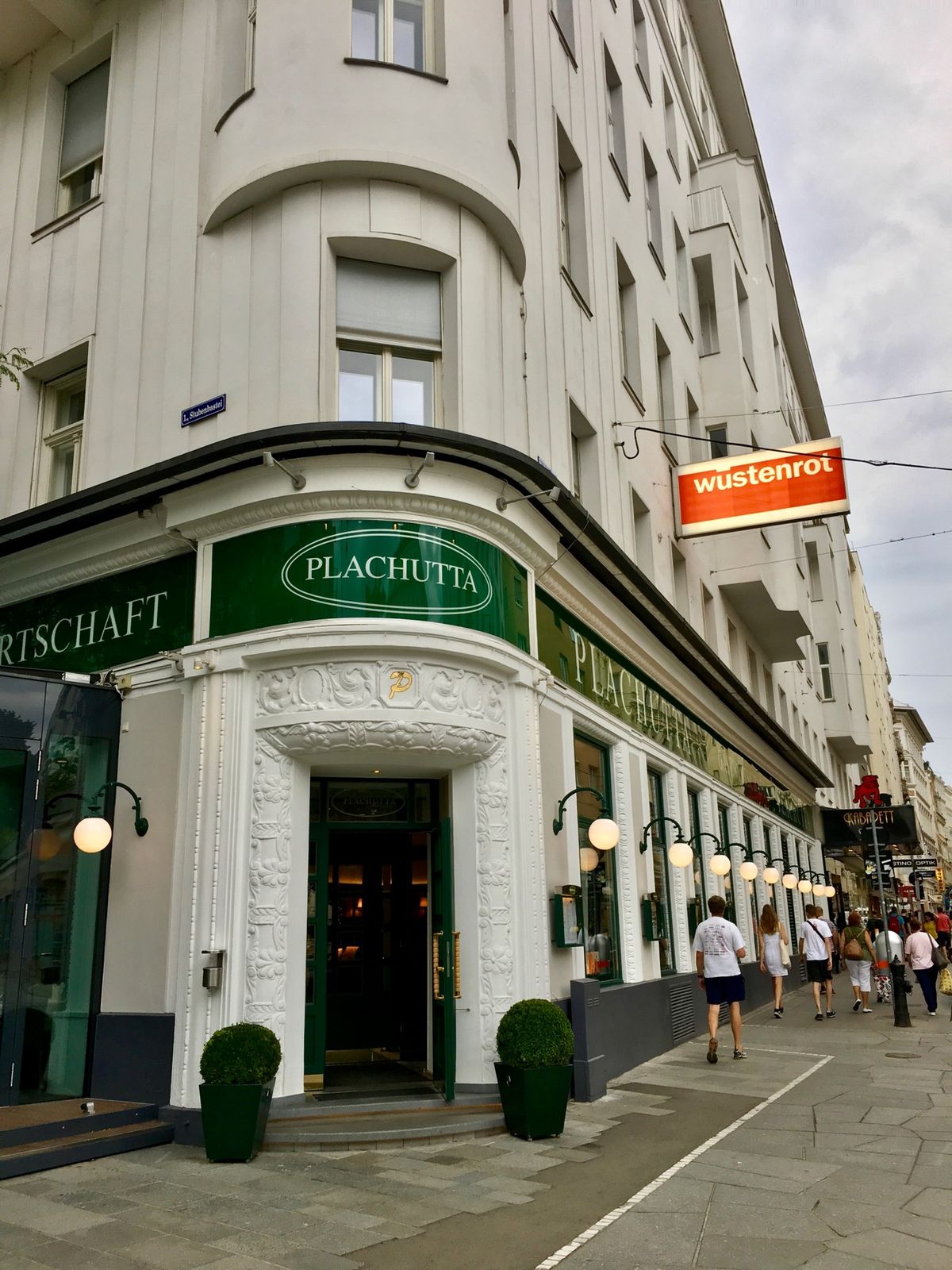 チェックインした後、すぐにランチへ。

ターフェルシュピッツの有名店のプラ...