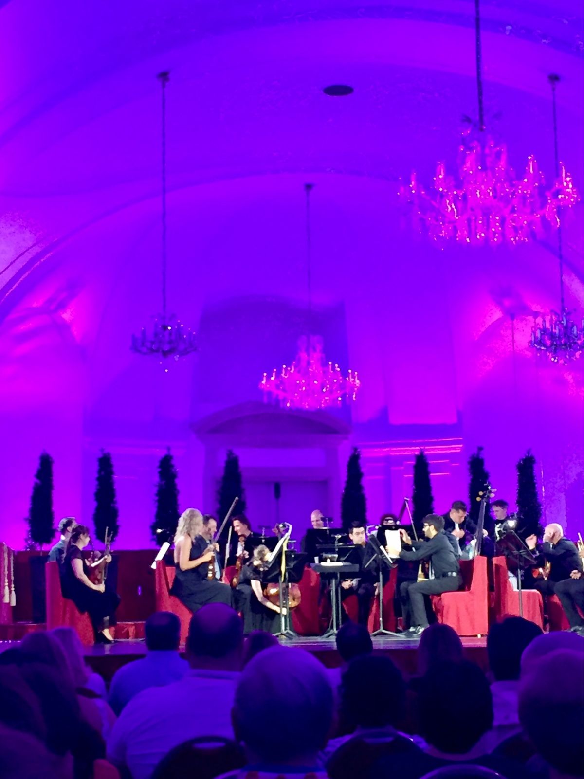 宮殿を散策した後は、￼宮殿内で行われるクラッシックコンサートへ。

コンサ...